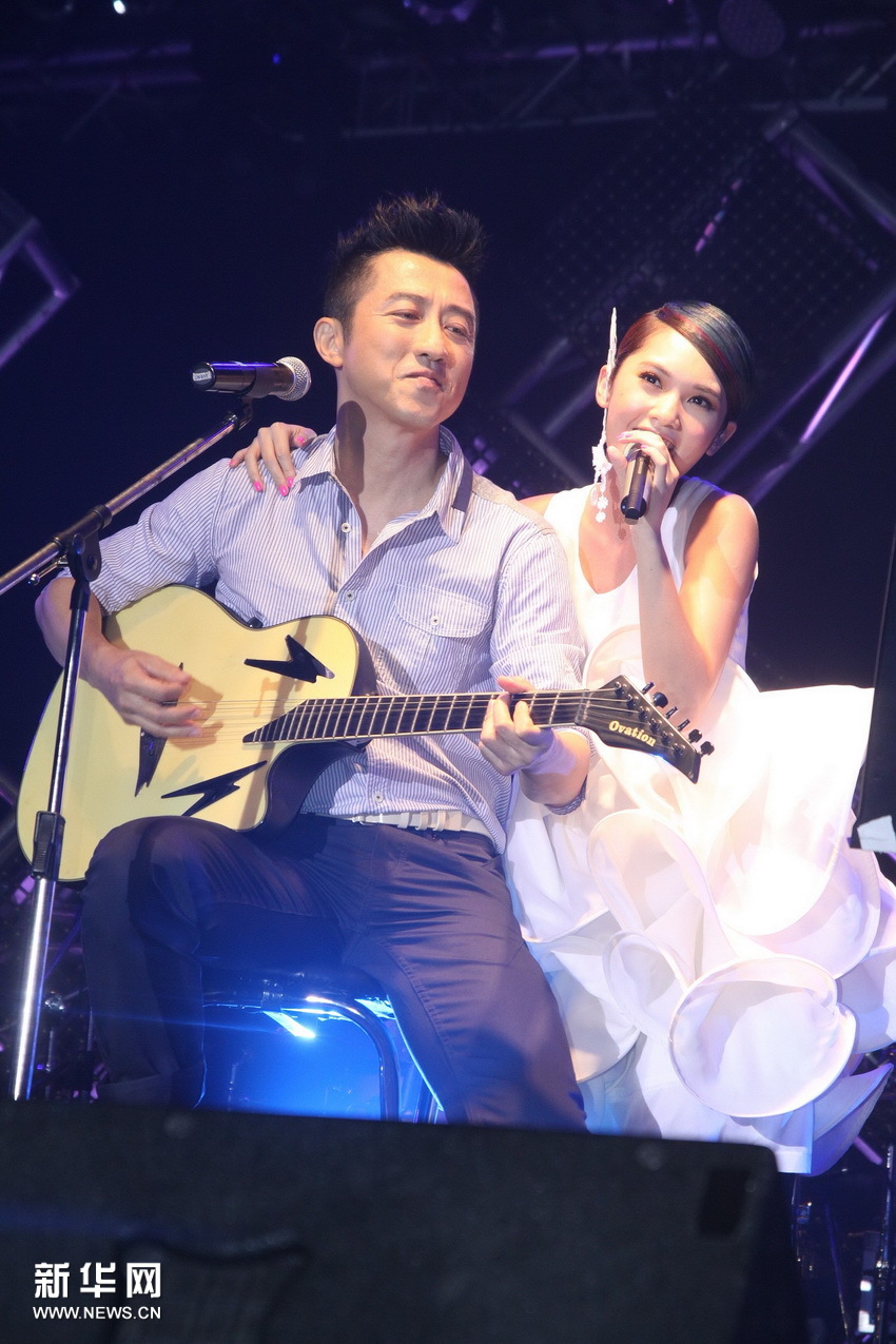 9月25日，歌手杨丞琳（右）在台北举行的演唱会上和庾澄庆同台演出。